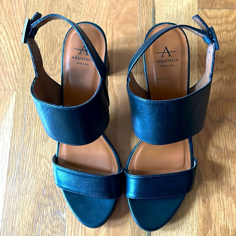 Aquatalia heeled double front strap sandals. Size 8